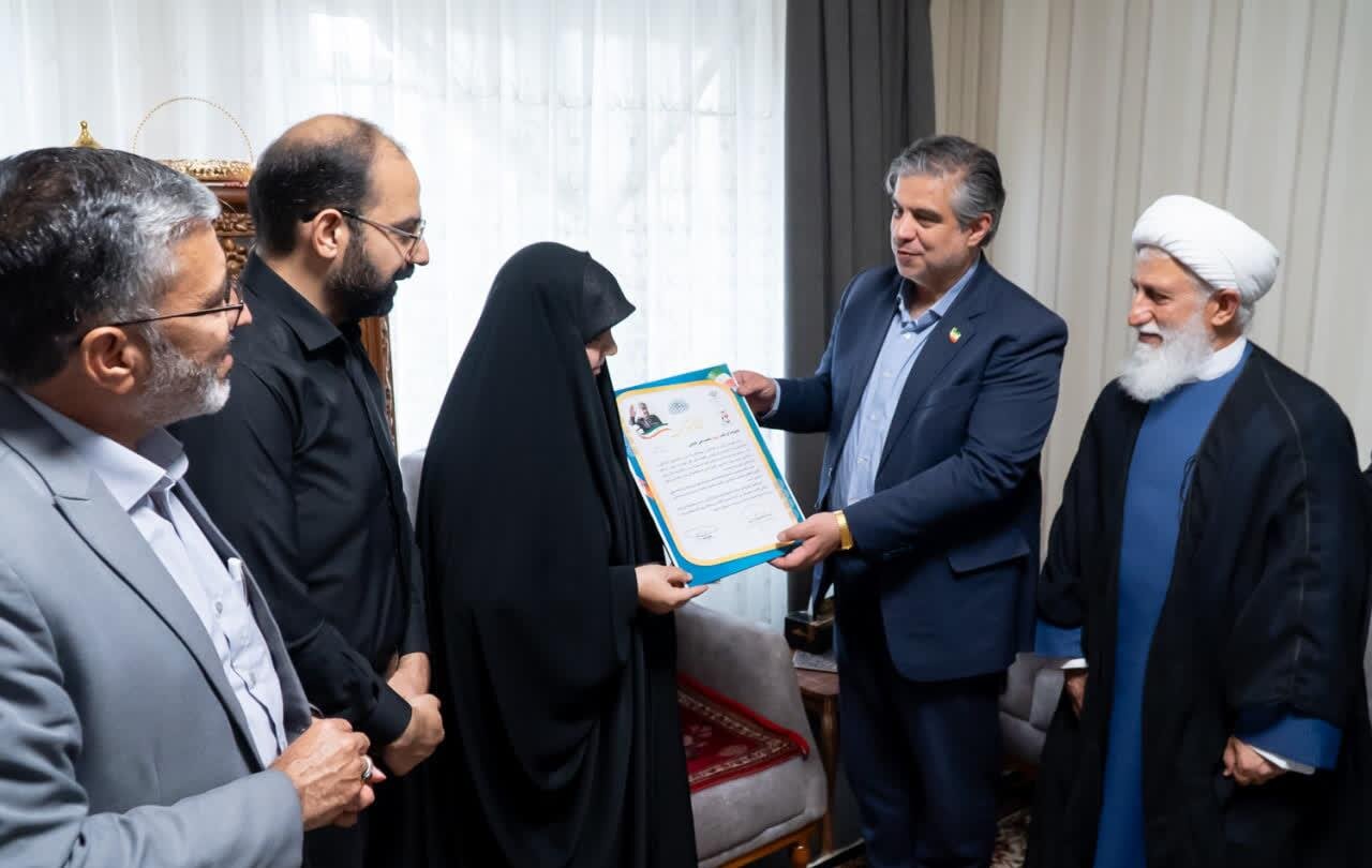 دیدار و تجلیل استاندار مرکزی از خانواده شهیدان صادقی،امانی و کمانی از شهدای جنگ رمضان در شهرستان شازند