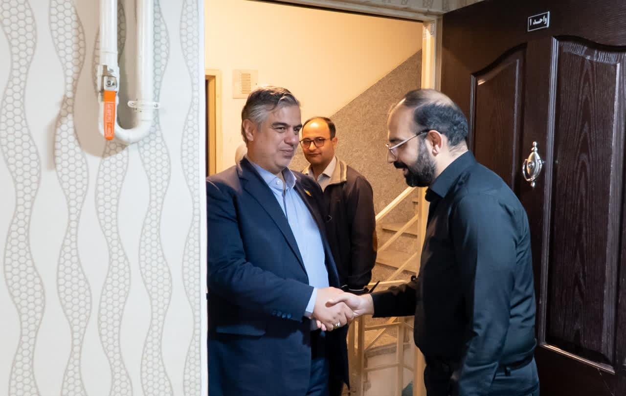 دیدار و تجلیل استاندار مرکزی از خانواده شهیدان صادقی،امانی و کمانی از شهدای جنگ رمضان در شهرستان شازند