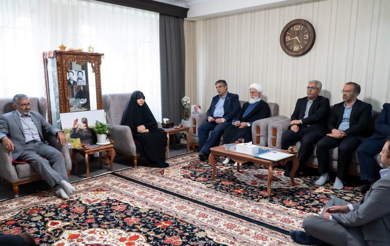 دیدار و تجلیل استاندار مرکزی از خانواده شهیدان صادقی،امانی و کمانی از شهدای جنگ رمضان در شهرستان شازند