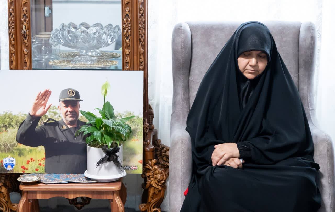 دیدار و تجلیل استاندار مرکزی از خانواده شهیدان صادقی،امانی و کمانی از شهدای جنگ رمضان در شهرستان شازند