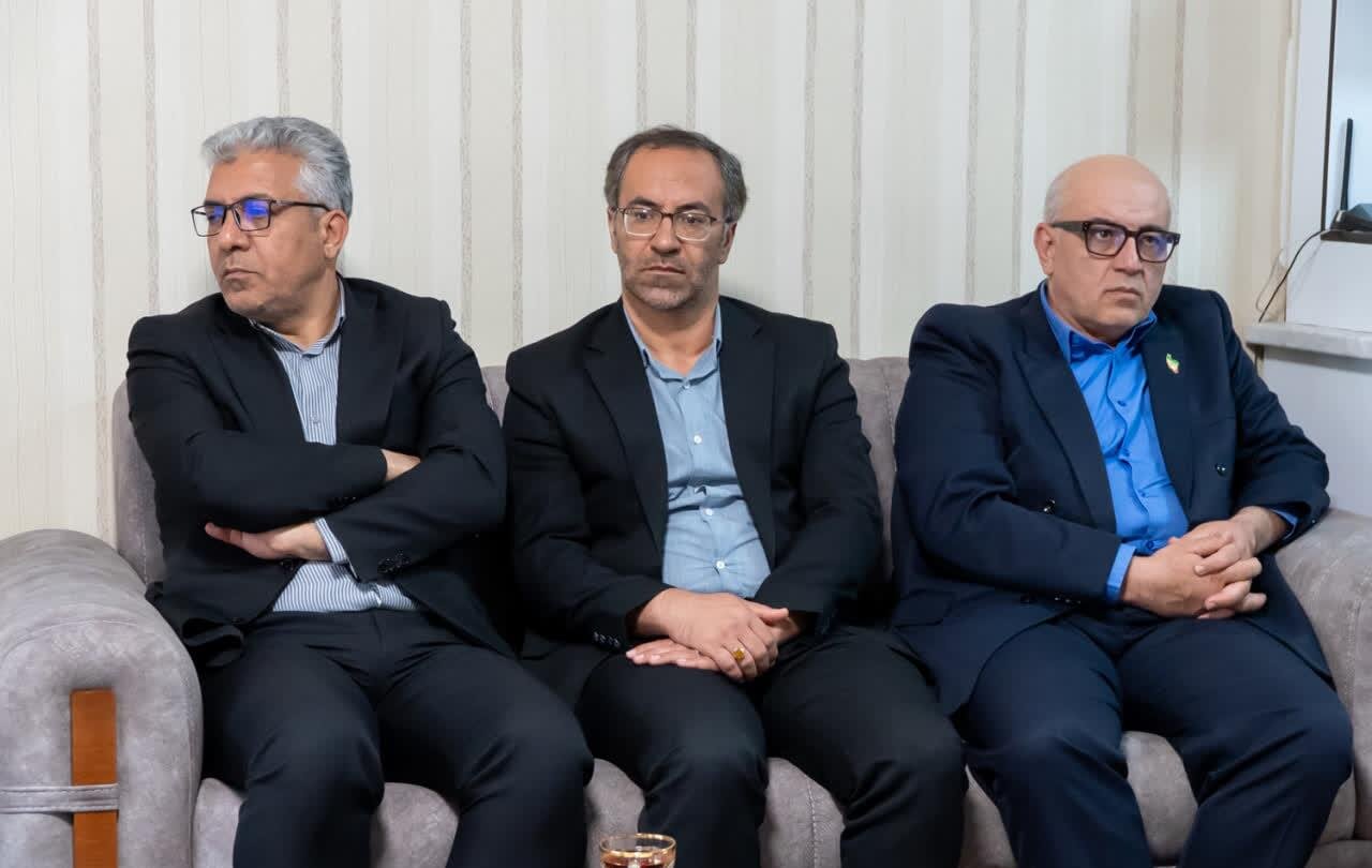 دیدار و تجلیل استاندار مرکزی از خانواده شهیدان صادقی،امانی و کمانی از شهدای جنگ رمضان در شهرستان شازند