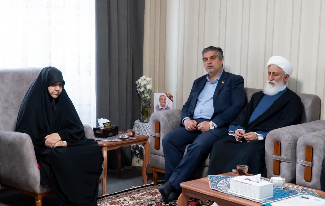 دیدار و تجلیل استاندار مرکزی از خانواده شهیدان صادقی،امانی و کمانی از شهدای جنگ رمضان در شهرستان شازند