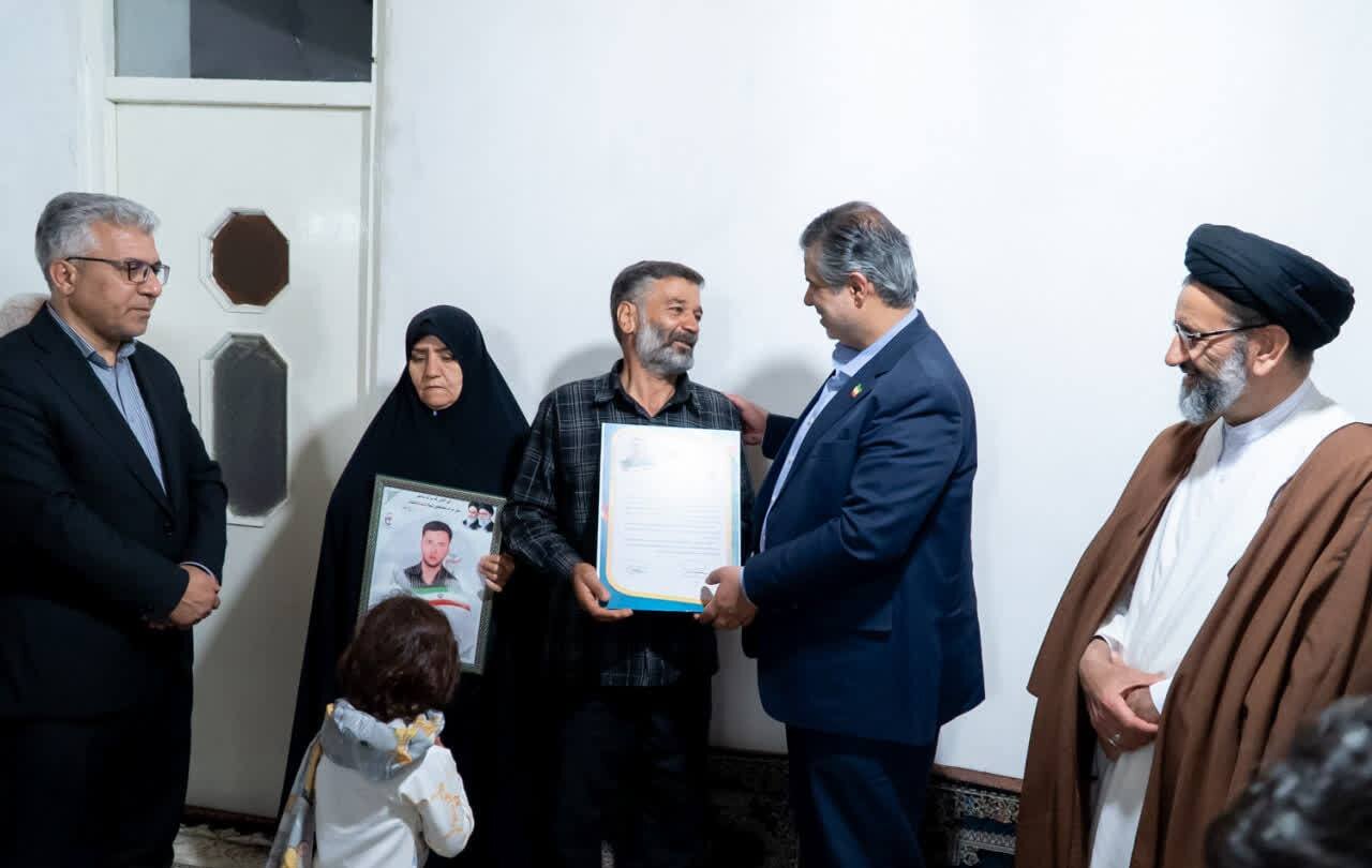 دیدار و تجلیل استاندار مرکزی از خانواده شهیدان صادقی،امانی و کمانی از شهدای جنگ رمضان در شهرستان شازند