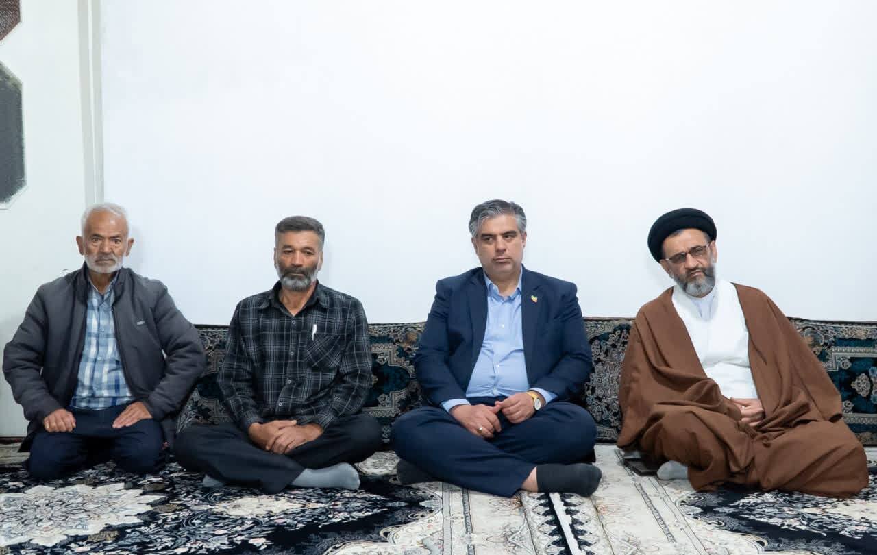 دیدار و تجلیل استاندار مرکزی از خانواده شهیدان صادقی،امانی و کمانی از شهدای جنگ رمضان در شهرستان شازند