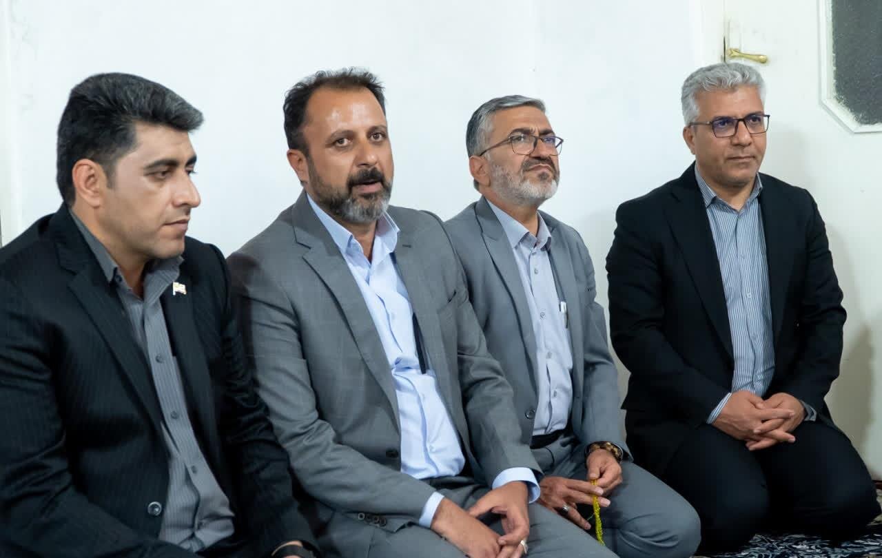 دیدار و تجلیل استاندار مرکزی از خانواده شهیدان صادقی،امانی و کمانی از شهدای جنگ رمضان در شهرستان شازند