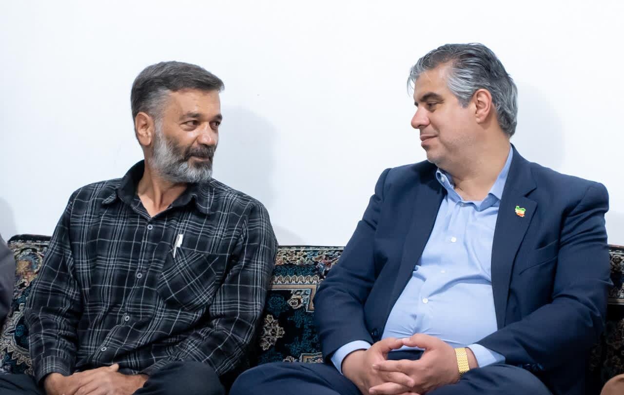 دیدار و تجلیل استاندار مرکزی از خانواده شهیدان صادقی،امانی و کمانی از شهدای جنگ رمضان در شهرستان شازند