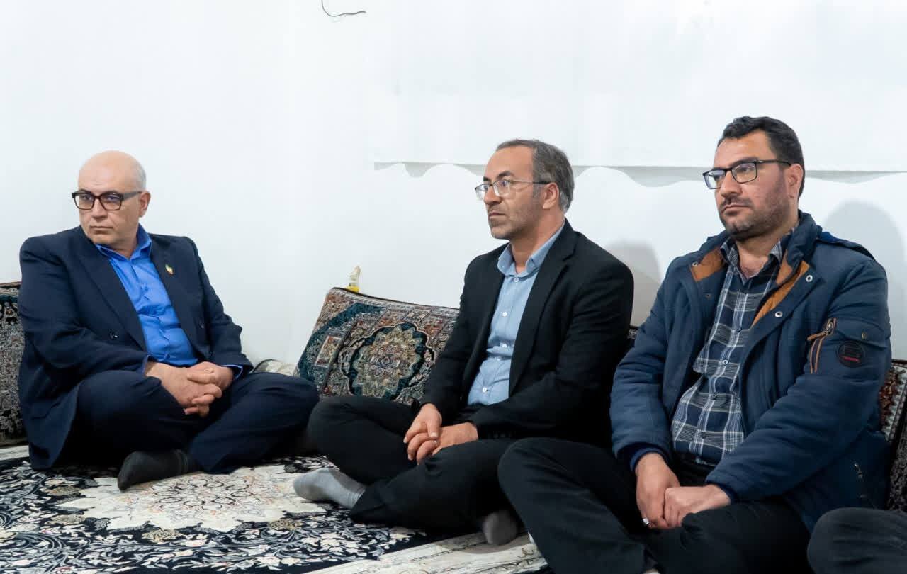 دیدار و تجلیل استاندار مرکزی از خانواده شهیدان صادقی،امانی و کمانی از شهدای جنگ رمضان در شهرستان شازند