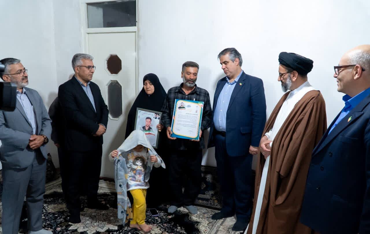 دیدار و تجلیل استاندار مرکزی از خانواده شهیدان صادقی،امانی و کمانی از شهدای جنگ رمضان در شهرستان شازند