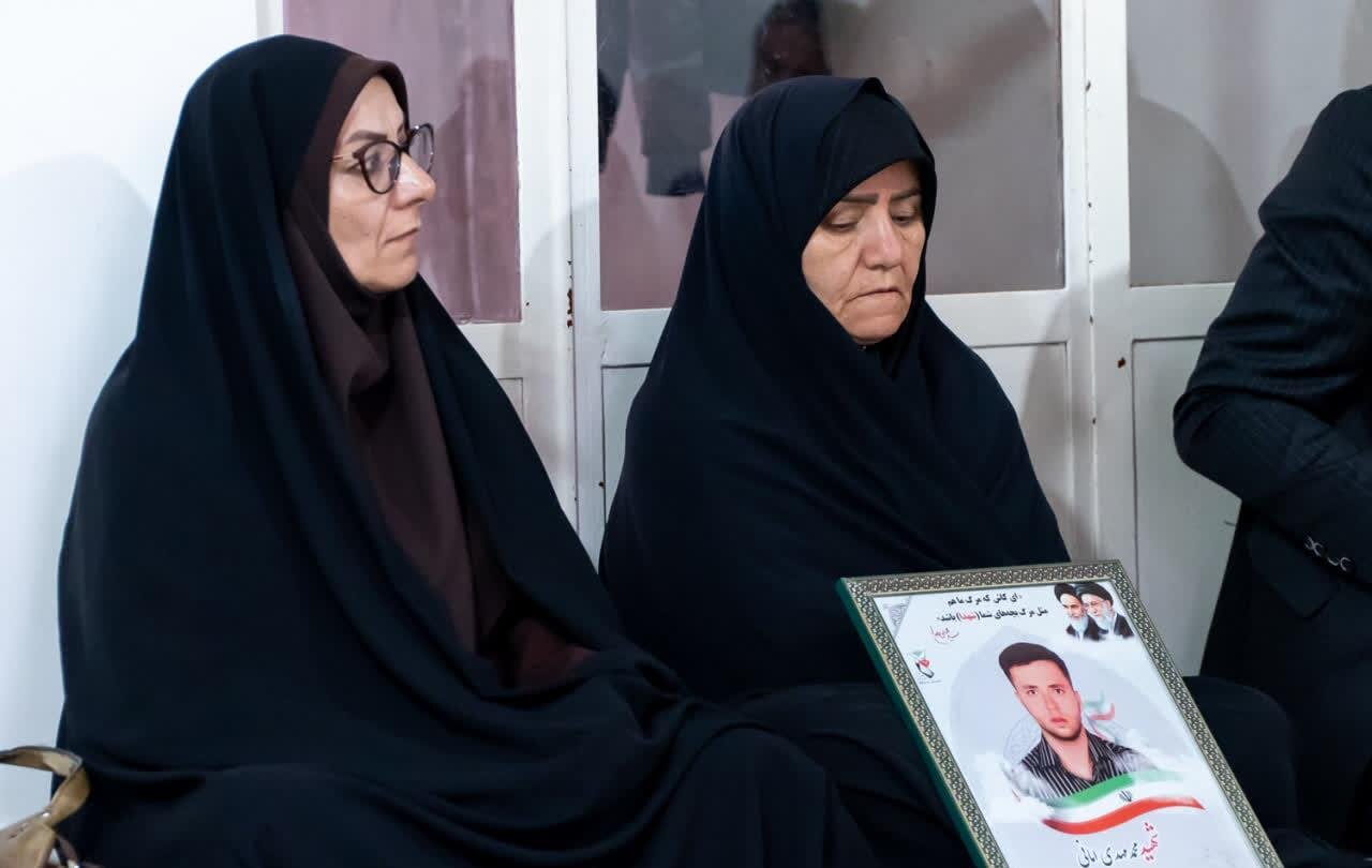 دیدار و تجلیل استاندار مرکزی از خانواده شهیدان صادقی،امانی و کمانی از شهدای جنگ رمضان در شهرستان شازند