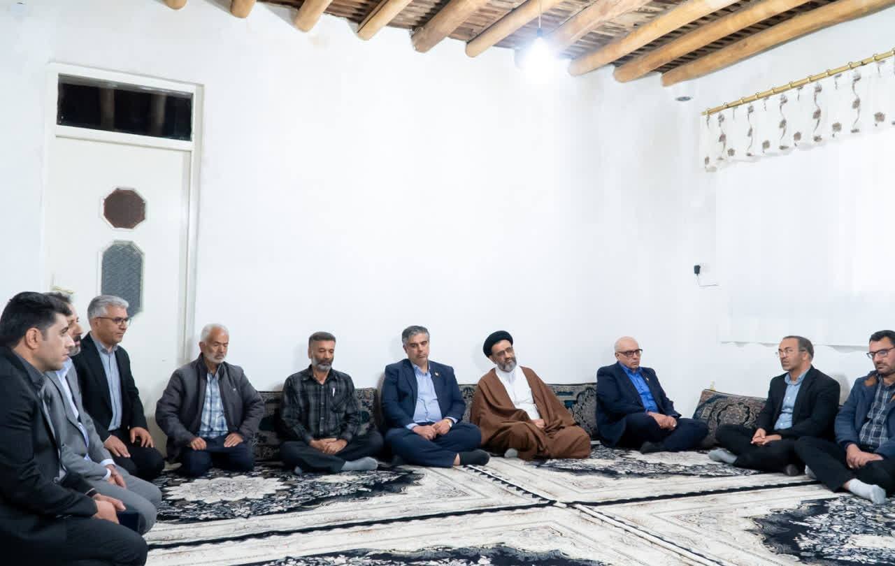 دیدار و تجلیل استاندار مرکزی از خانواده شهیدان صادقی،امانی و کمانی از شهدای جنگ رمضان در شهرستان شازند