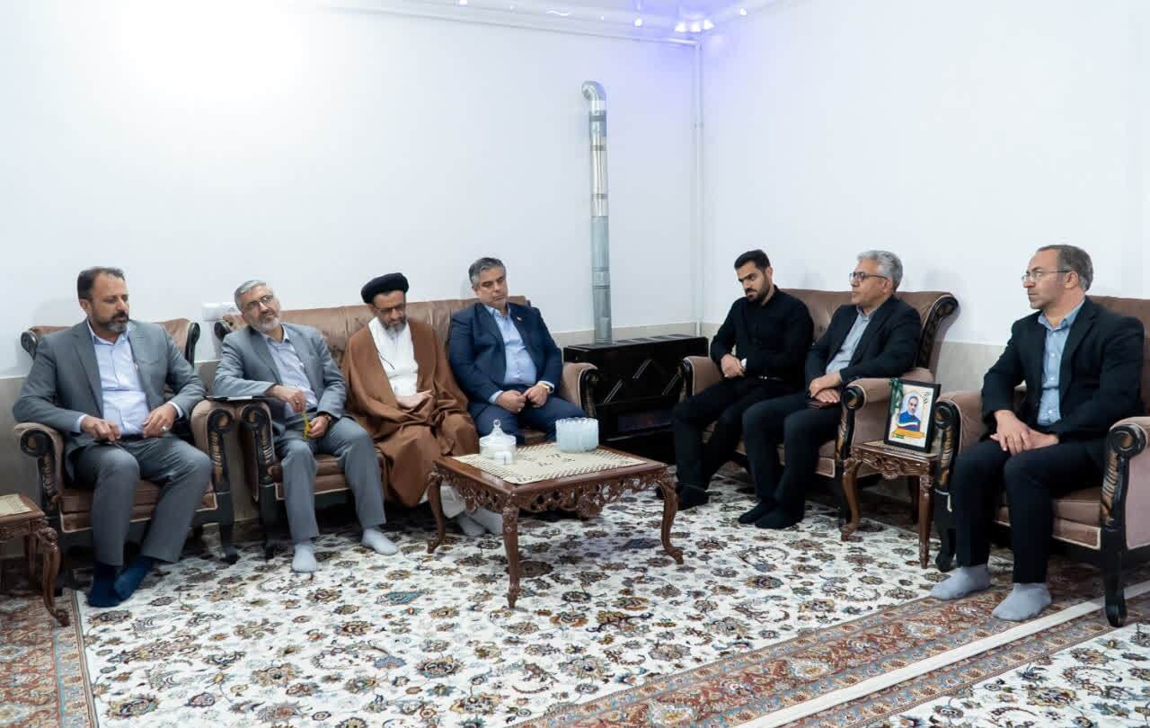 دیدار و تجلیل استاندار مرکزی از خانواده شهیدان صادقی،امانی و کمانی از شهدای جنگ رمضان در شهرستان شازند