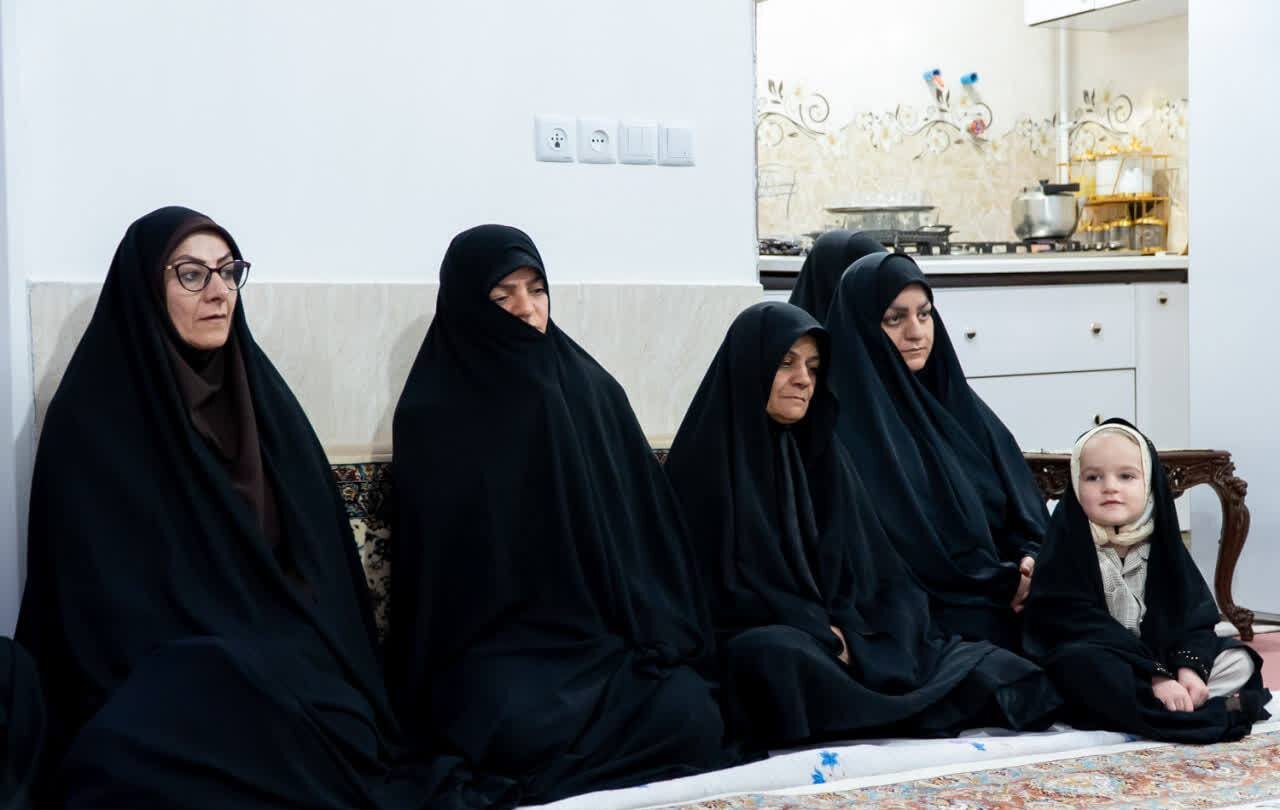 دیدار و تجلیل استاندار مرکزی از خانواده شهیدان صادقی،امانی و کمانی از شهدای جنگ رمضان در شهرستان شازند