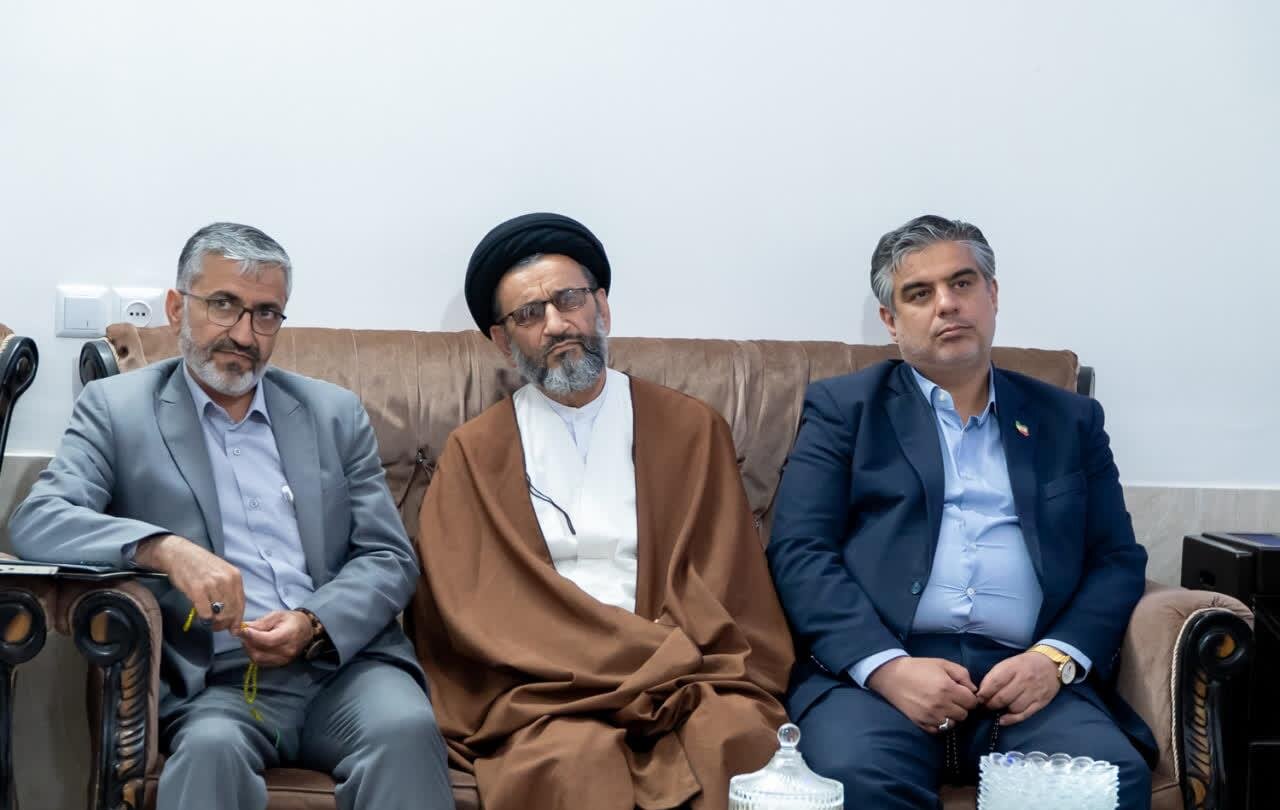 دیدار و تجلیل استاندار مرکزی از خانواده شهیدان صادقی،امانی و کمانی از شهدای جنگ رمضان در شهرستان شازند