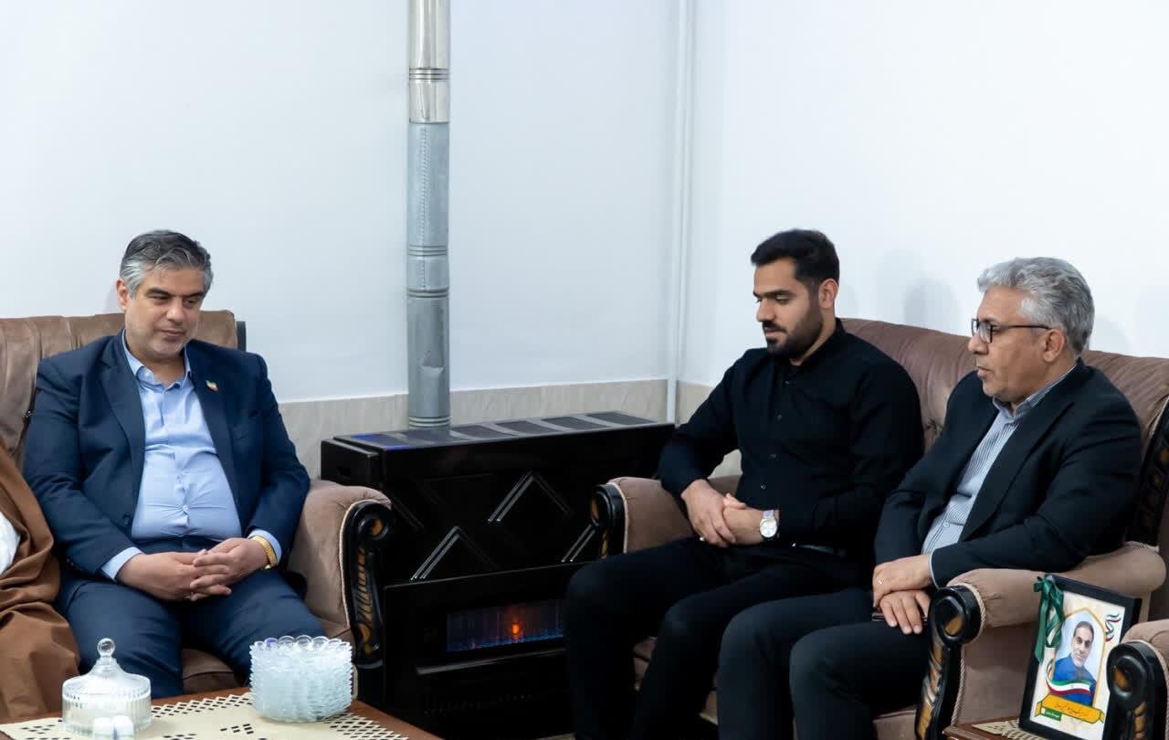 دیدار و تجلیل استاندار مرکزی از خانواده شهیدان صادقی،امانی و کمانی از شهدای جنگ رمضان در شهرستان شازند