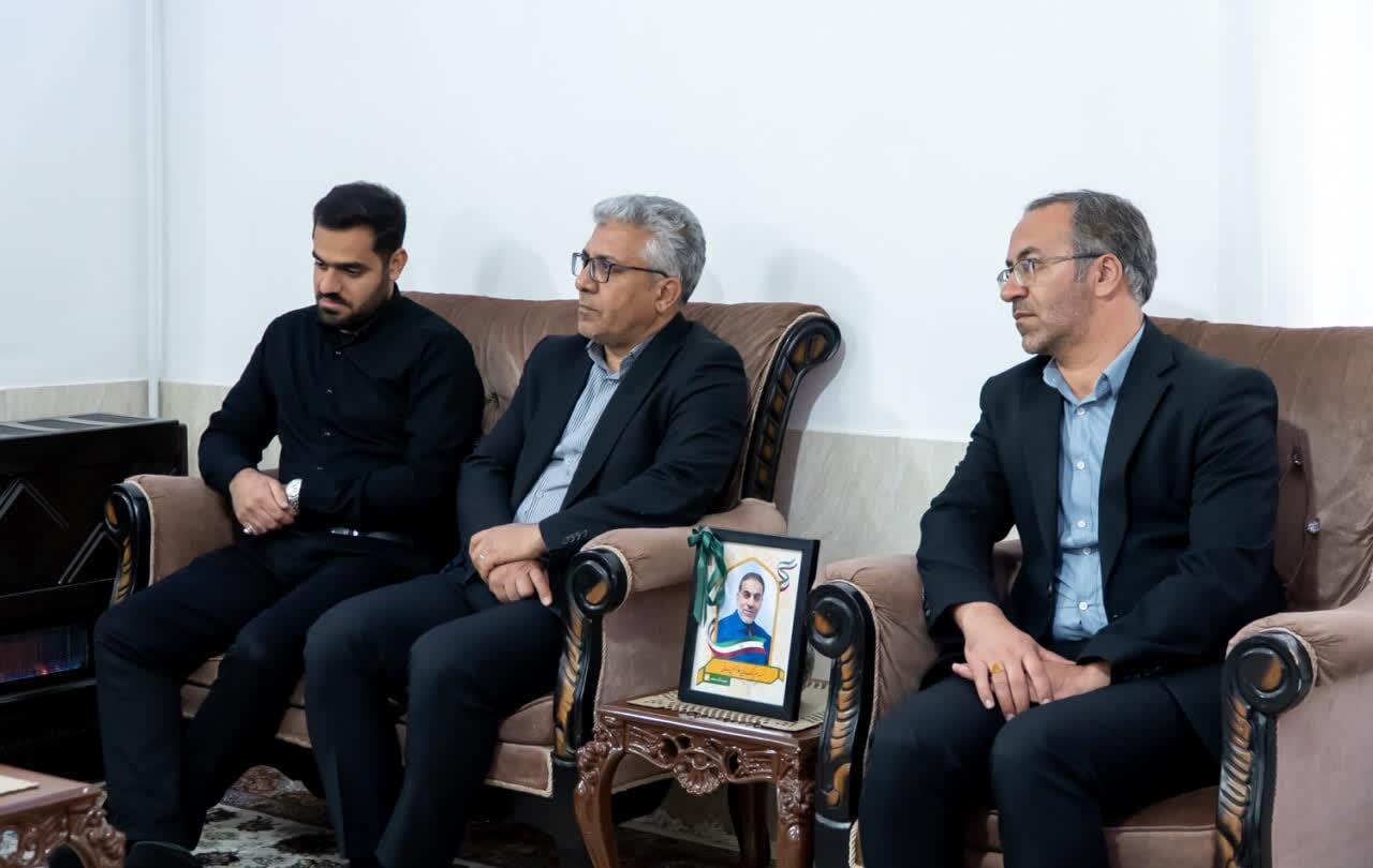 دیدار و تجلیل استاندار مرکزی از خانواده شهیدان صادقی،امانی و کمانی از شهدای جنگ رمضان در شهرستان شازند