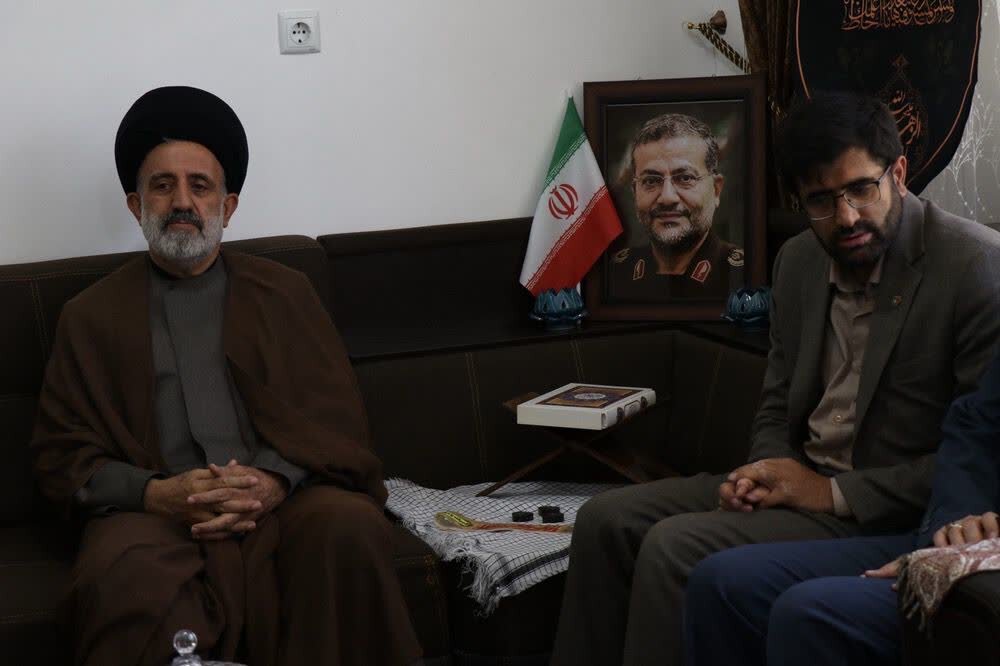 دیدار نماینده ولیفقیه در بنیاد با خانواده شهیدان سرلشکر شهید سلیمانی، سرتیپ دوم پاسدار بهرامی و شهید رستمی
