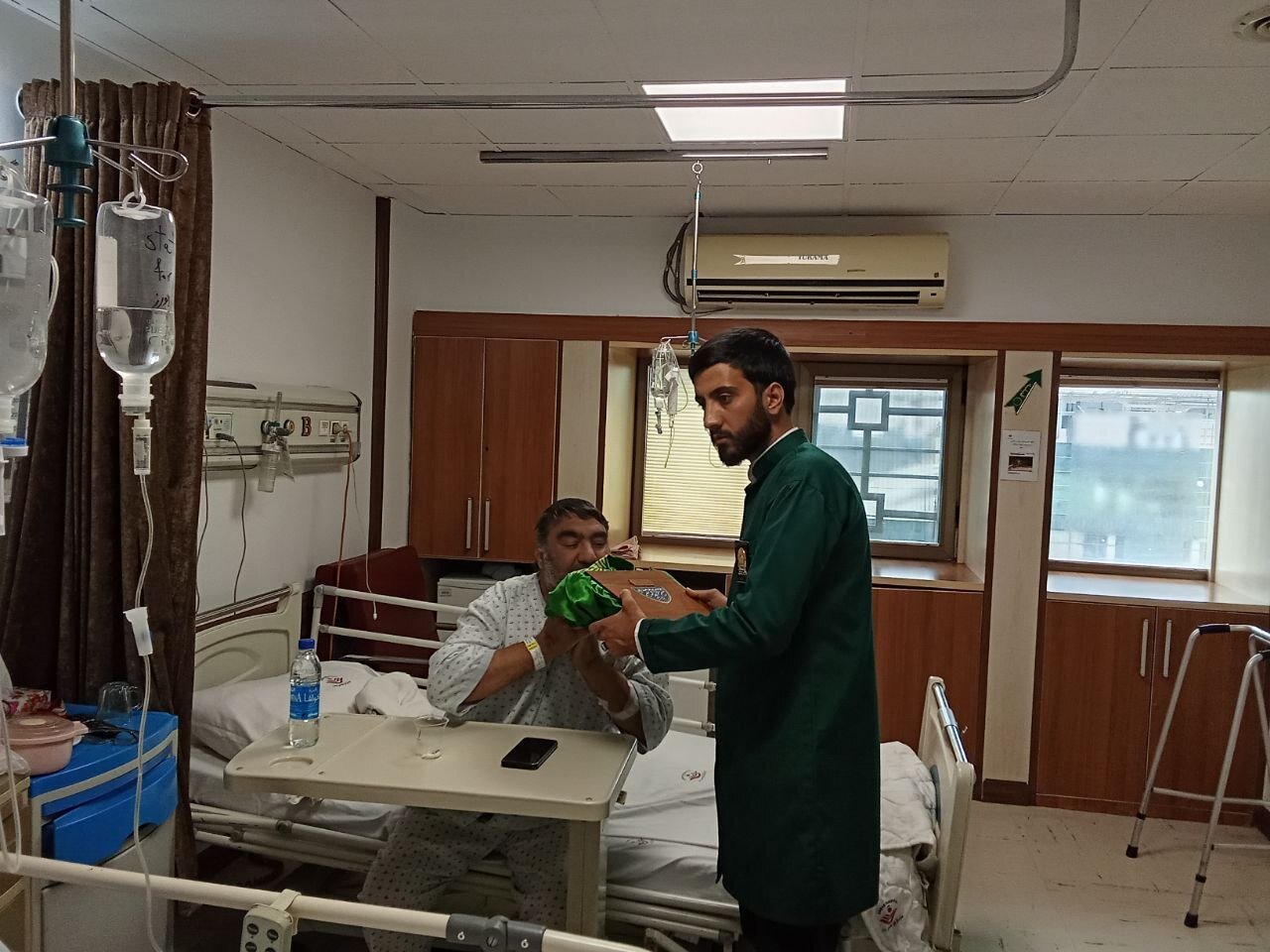 از حرم تا بیمارستان ساسان/ خدام رضوی مهمان جانبازان شیمیایی شدند
