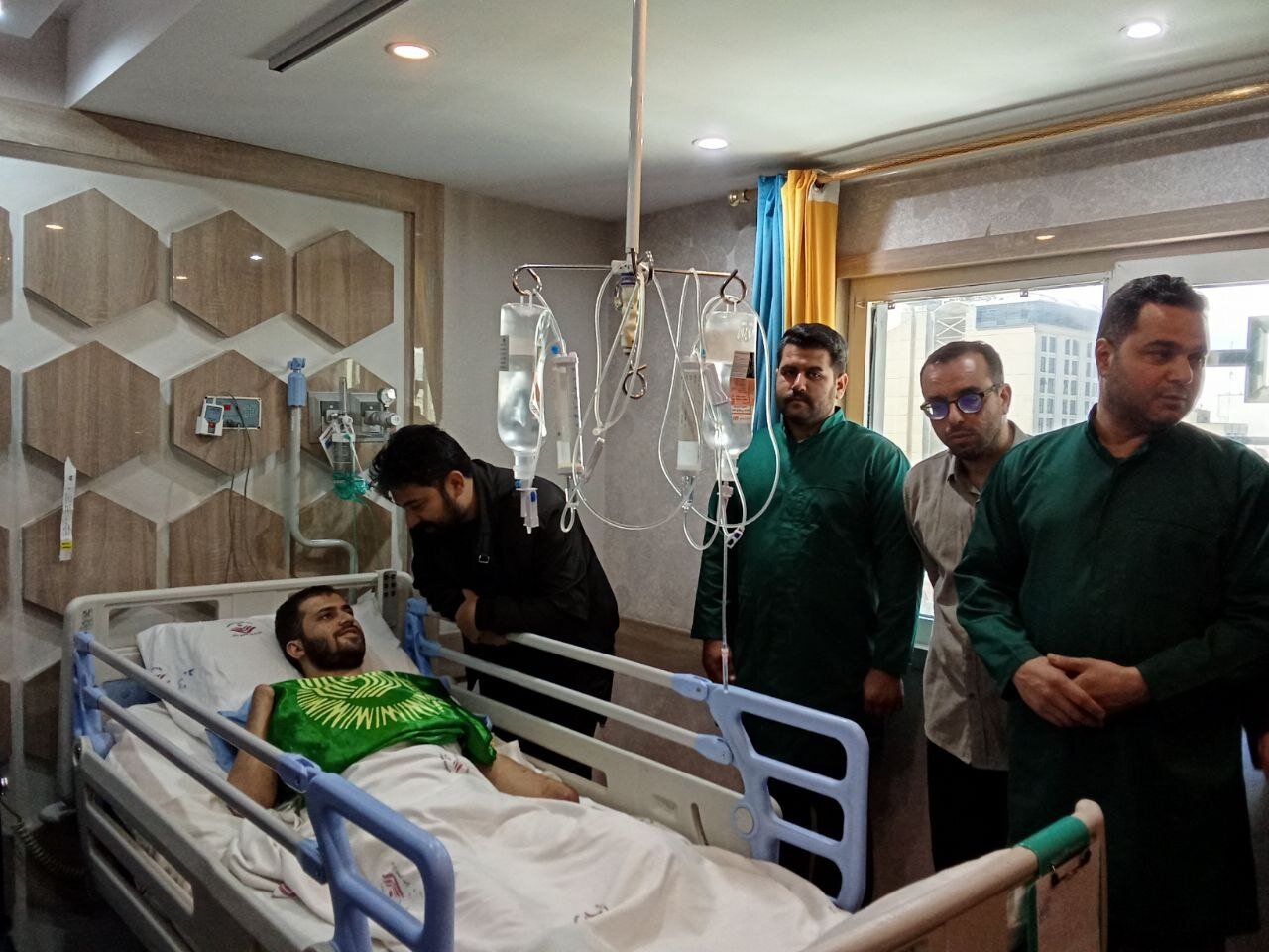 از حرم تا بیمارستان ساسان/ خدام رضوی مهمان جانبازان شیمیایی شدند