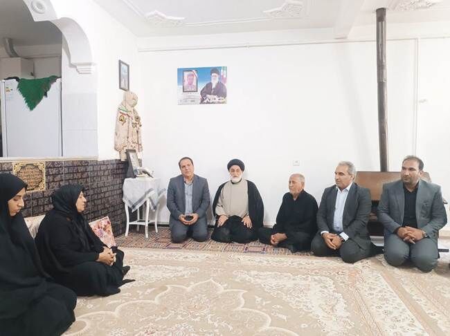 دیدار استاندار ایلام با خانواده‌های شهدای «جنگ رمضان» در ایوان