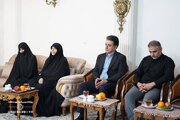 دیدار شهردار منطقه۸ با خانواده شهیده جنگ‌ تحمیلی سوم