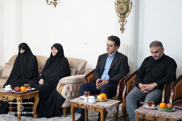 دیدار شهردار منطقه۸ با خانواده شهیده جنگ‌ تحمیلی سوم