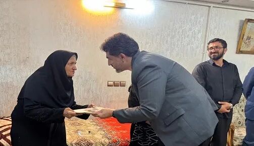 دیدار مدیرکل امور مجلس بنیاد شهید با خانواده شهدای جنگ رمضان در همدان