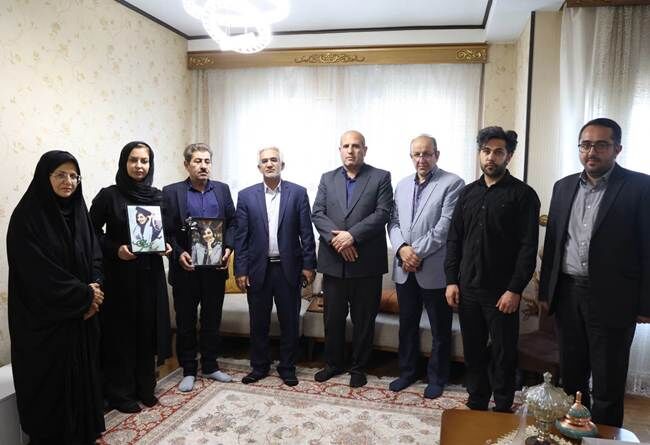 دیدار معاون بهداشت و درمان بنیاد با خانواده شهیده «مائده دهاقین»