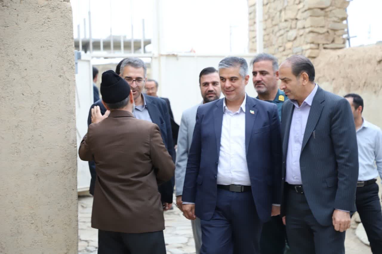دیدار استاندار مرکزی با خانواده شهید «حسن شهبازی» در شهرستان فراهان
