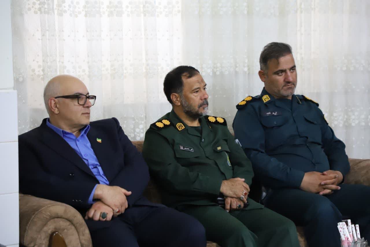 دیدار استاندار مرکزی با خانواده شهید «حسن شهبازی» در شهرستان فراهان