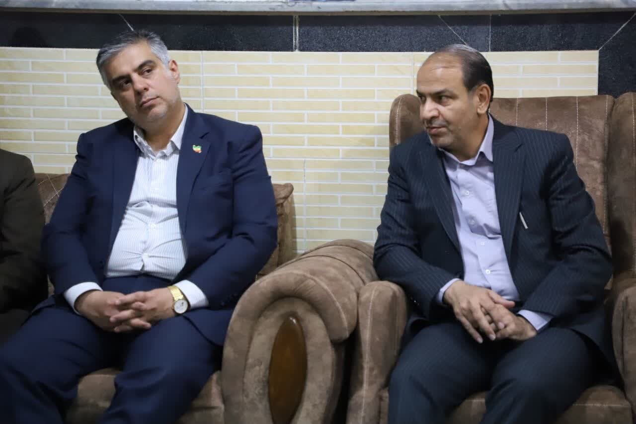 دیدار استاندار مرکزی با خانواده شهید «حسن شهبازی» در شهرستان فراهان