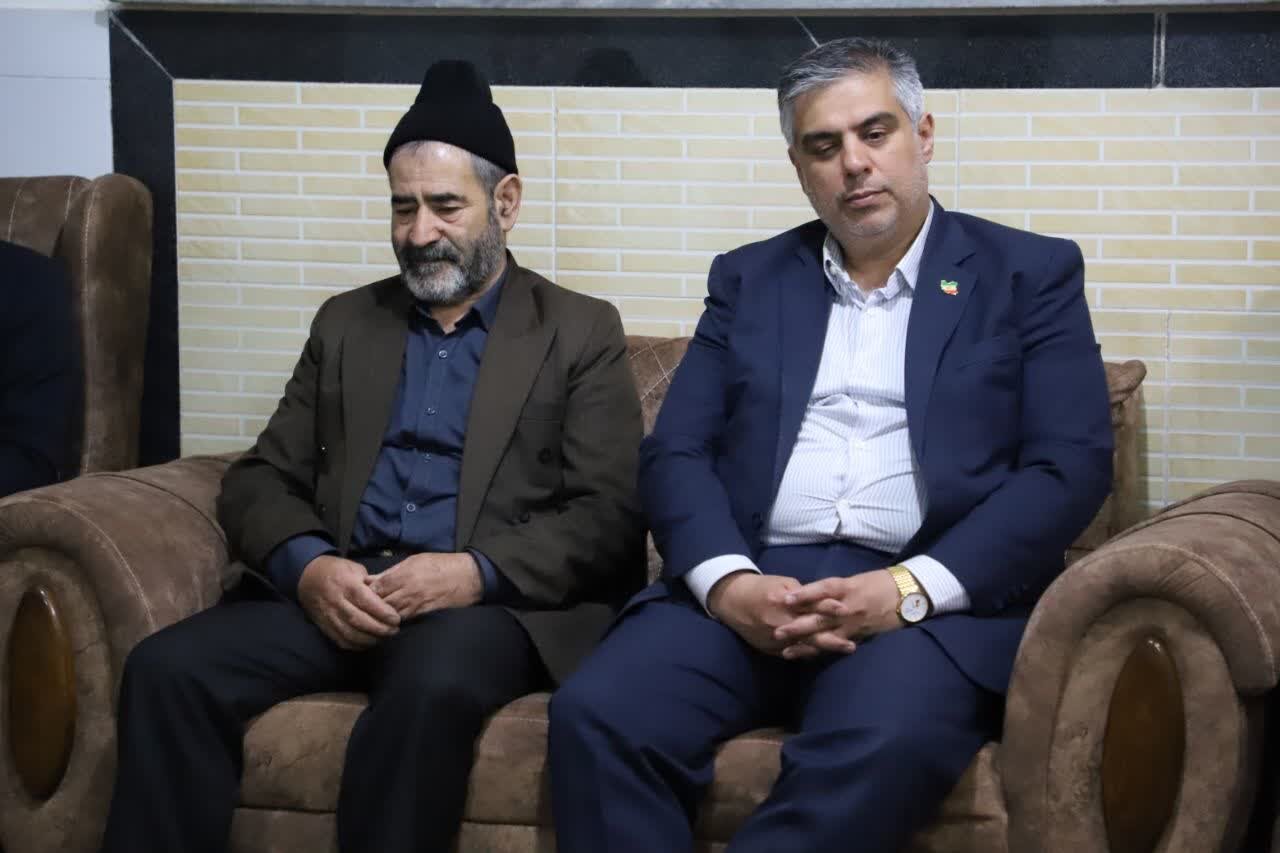 دیدار استاندار مرکزی با خانواده شهید «حسن شهبازی» در شهرستان فراهان