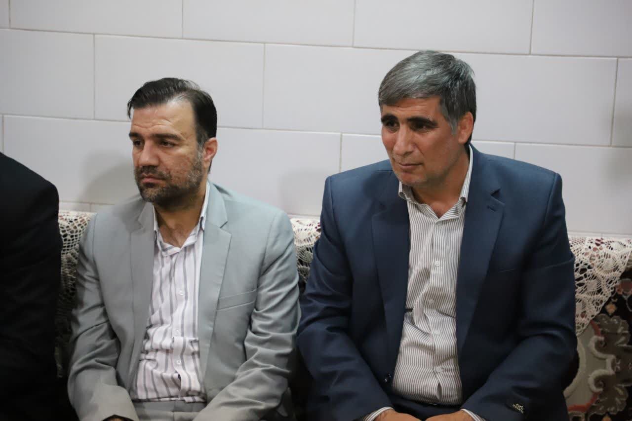 دیدار استاندار مرکزی با خانواده شهید «حسن شهبازی» در شهرستان فراهان