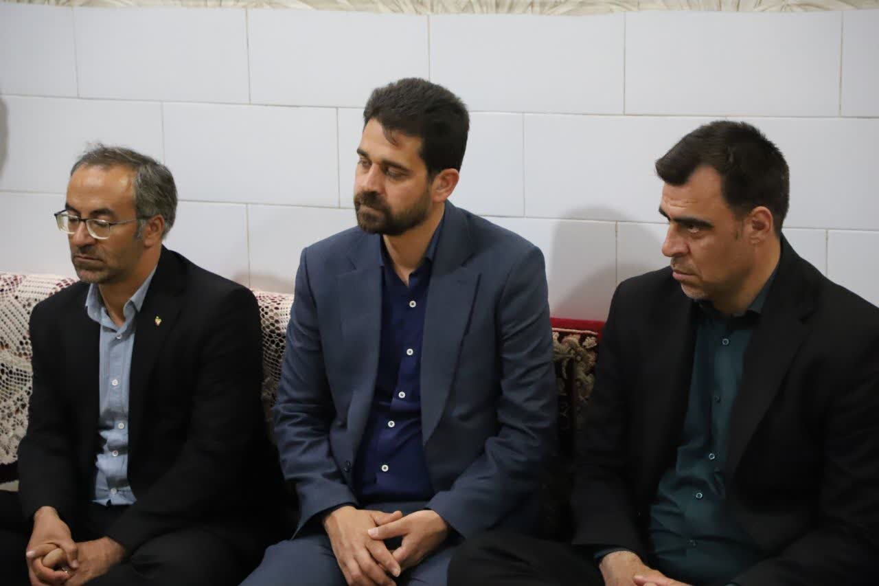 دیدار استاندار مرکزی با خانواده شهید «حسن شهبازی» در شهرستان فراهان