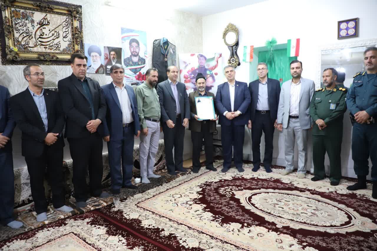 دیدار استاندار مرکزی با خانواده شهید «حسن شهبازی» در شهرستان فراهان