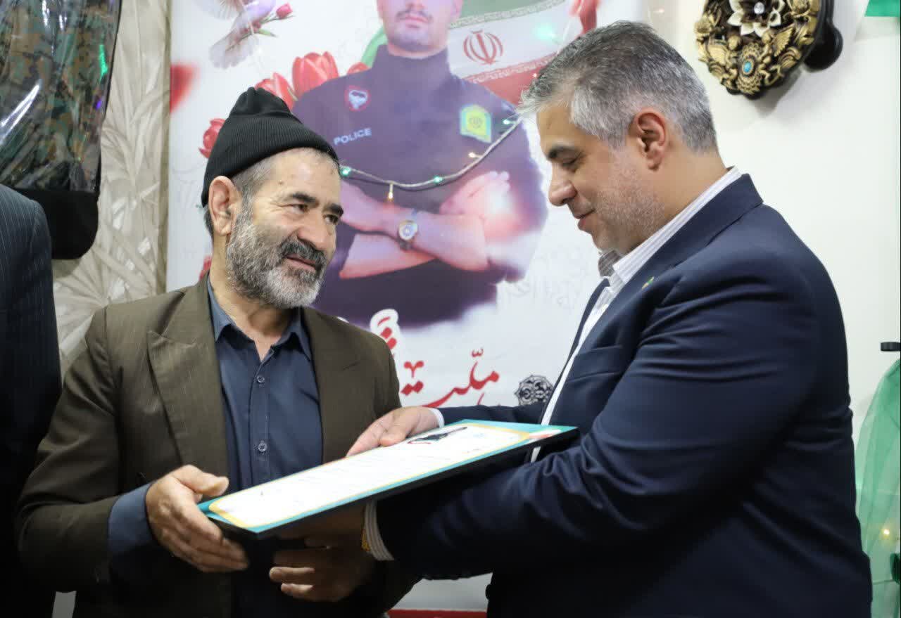 دیدار استاندار مرکزی با خانواده شهید «حسن شهبازی» در شهرستان فراهان