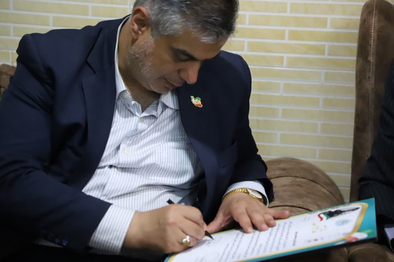 دیدار استاندار مرکزی با خانواده شهید «حسن شهبازی» در شهرستان فراهان