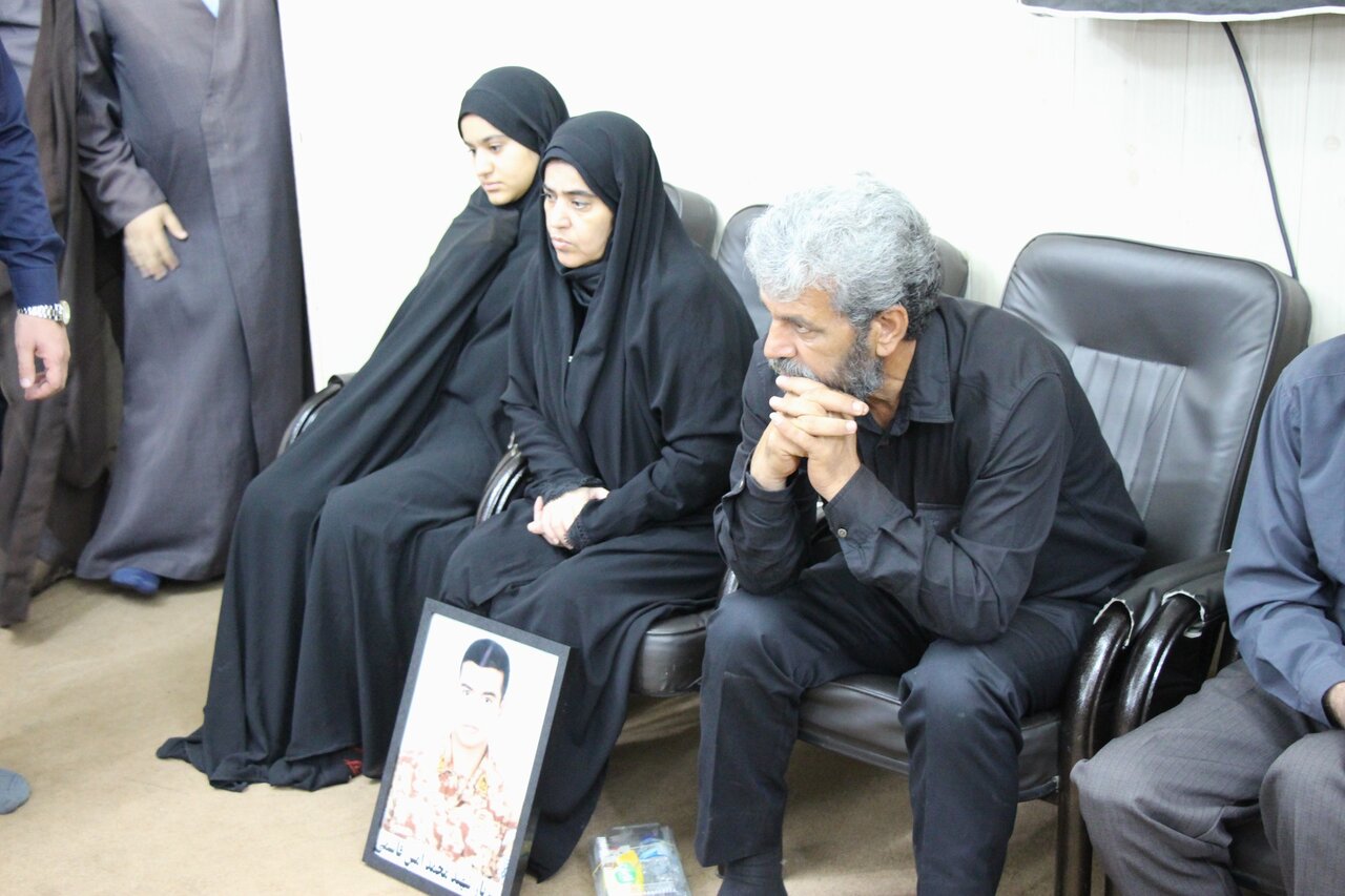 تجلیل زعیم حوزه‌های علمیه خوزستان از خانواده‌های شهدای «جنگ رمضان» اهواز