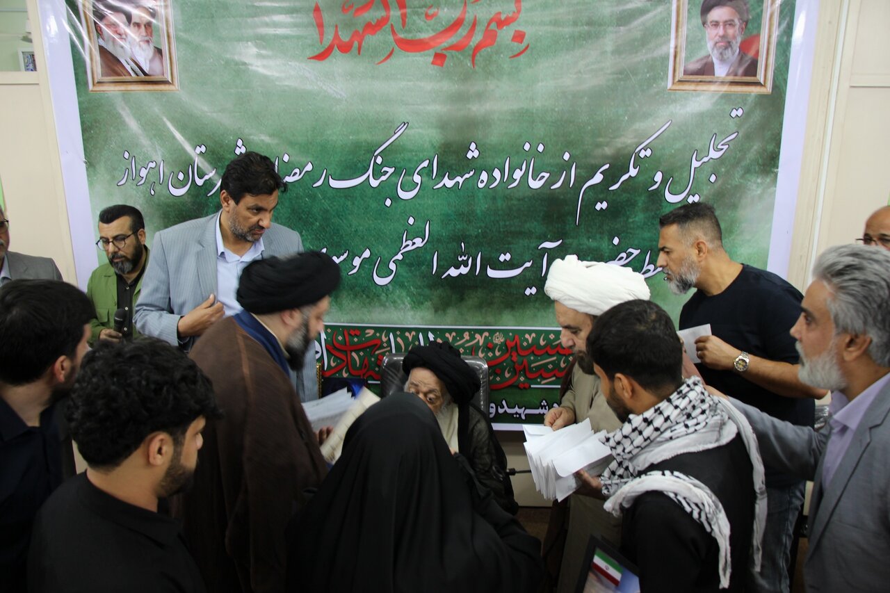 تجلیل زعیم حوزههای علمیه خوزستان از خانوادههای شهدای «جنگ رمضان» اهواز
