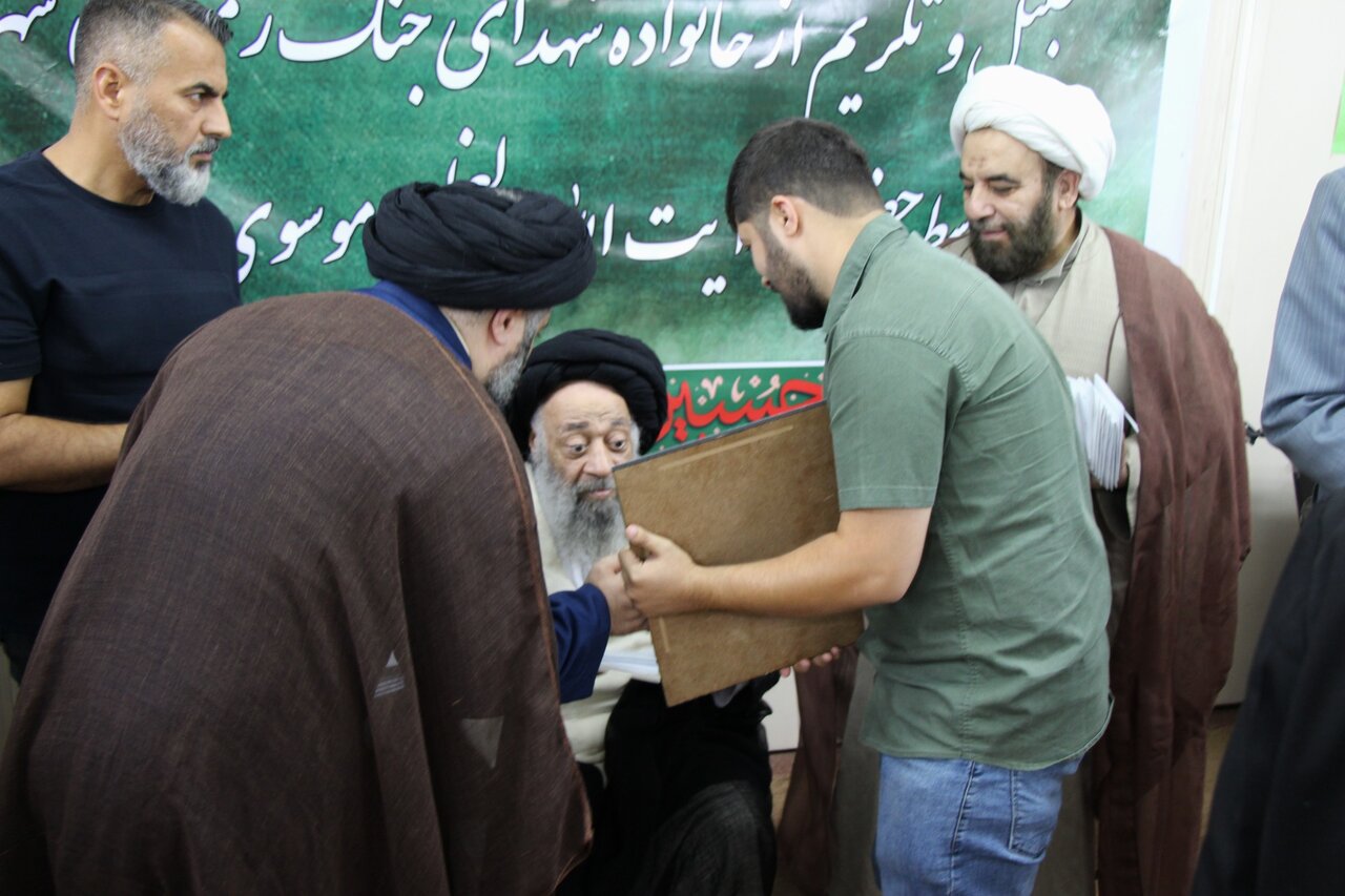 تجلیل زعیم حوزههای علمیه خوزستان از خانوادههای شهدای «جنگ رمضان» اهواز