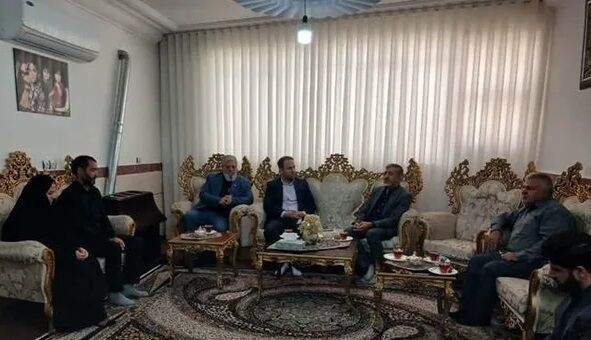 دیدار مدیرکل بنیاد شهید البرز با خانواده‌های شهدای «جنگ رمضان» در نظرآباد