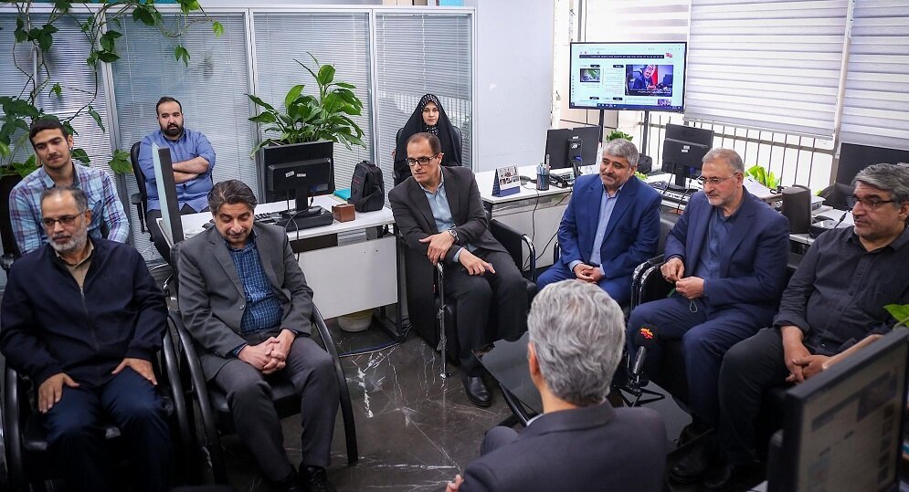 دیدار معاون فرهنگی و آموزشی بنیاد شهید و امور ایثارگران با کارکنان اداره‌کل اسناد و انتشارات