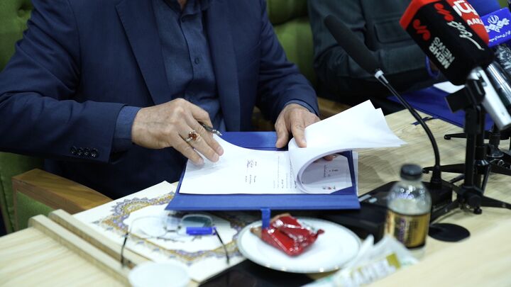 امضای تفاهمنامه ساخت گلزار شهدای میناب