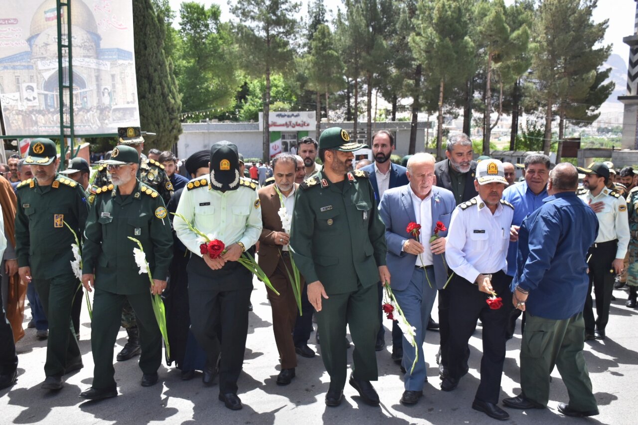 آیین گلباران و عطر افشانی گلزار مطهر شهدای شهرستان خرم‌آباد