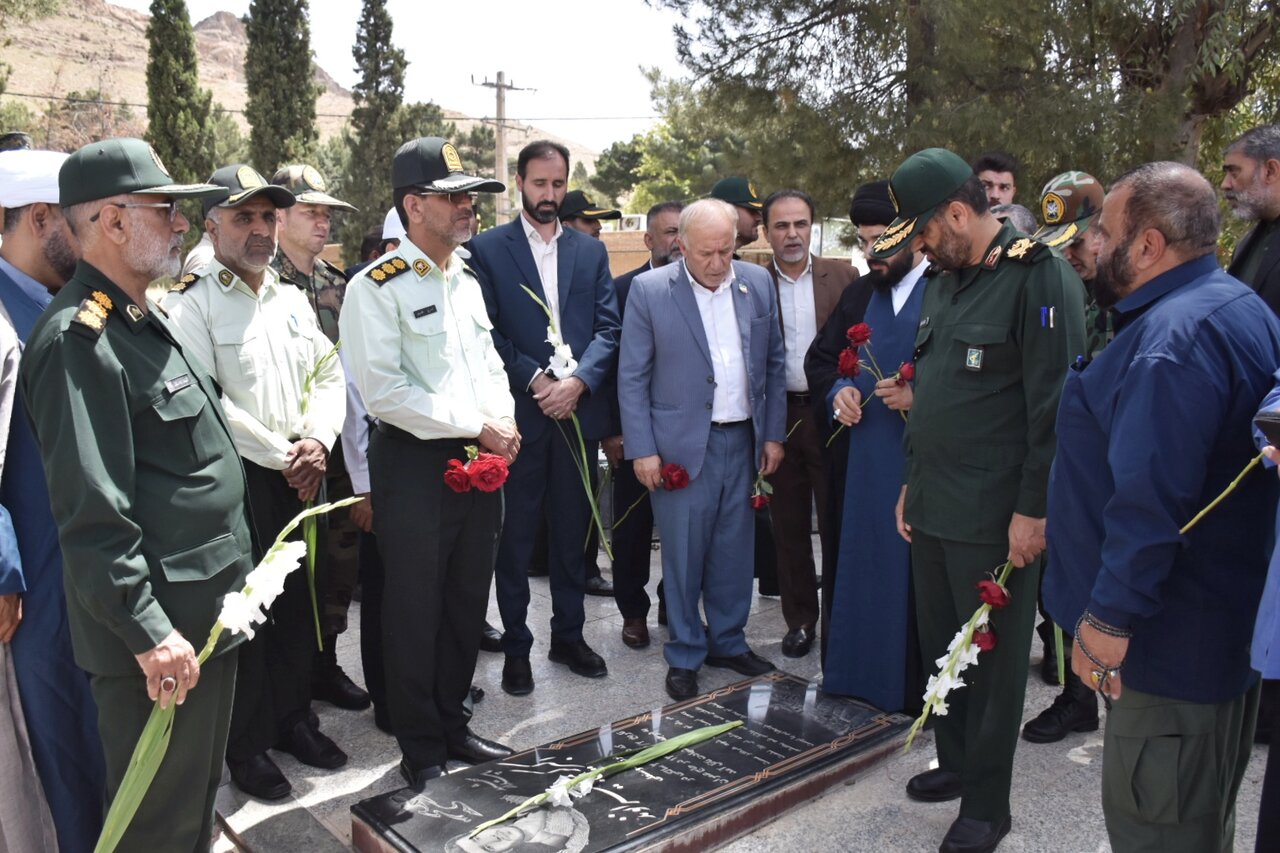 آیین گلباران و عطر افشانی گلزار مطهر شهدای شهرستان خرمآباد