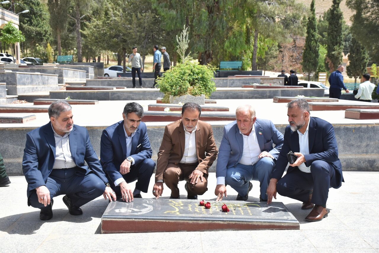 آیین گلباران و عطر افشانی گلزار مطهر شهدای شهرستان خرمآباد