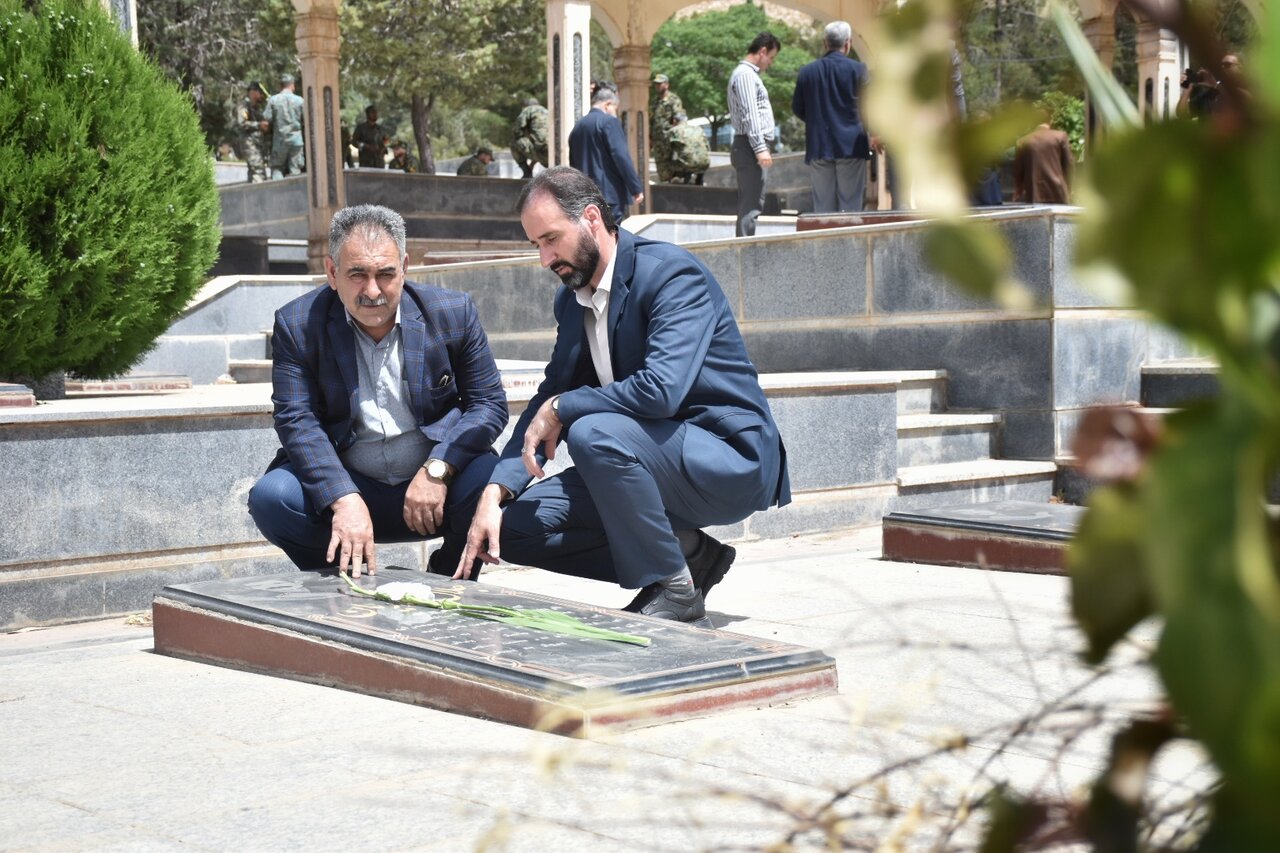 آیین گلباران و عطر افشانی گلزار مطهر شهدای شهرستان خرمآباد