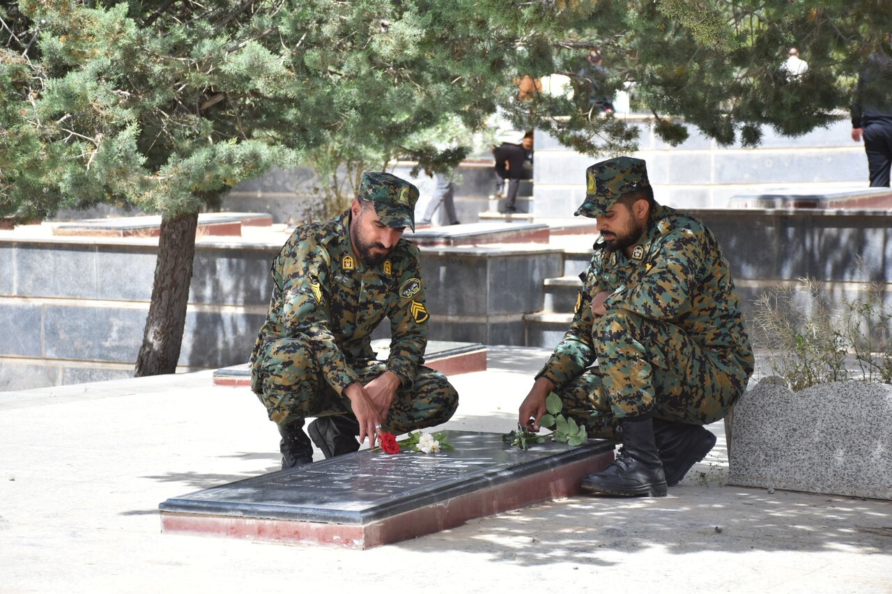 آیین گلباران و عطر افشانی گلزار مطهر شهدای شهرستان خرمآباد