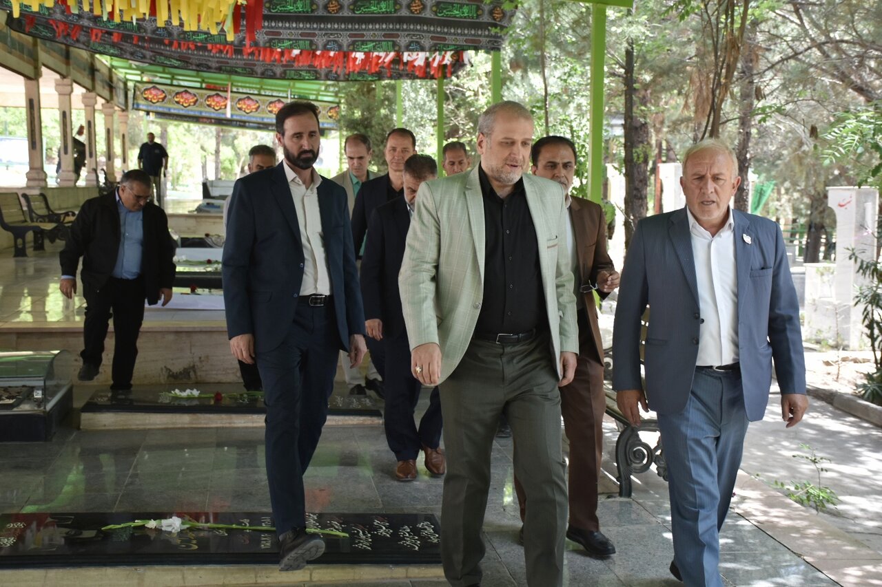 آیین گلباران و عطر افشانی گلزار مطهر شهدای شهرستان خرمآباد