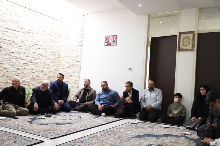 دیدار استاندار مرکزی با خانواده شهیده والامقام «ملیحه عطاءاللهی» از شهدای جنگ رمضان