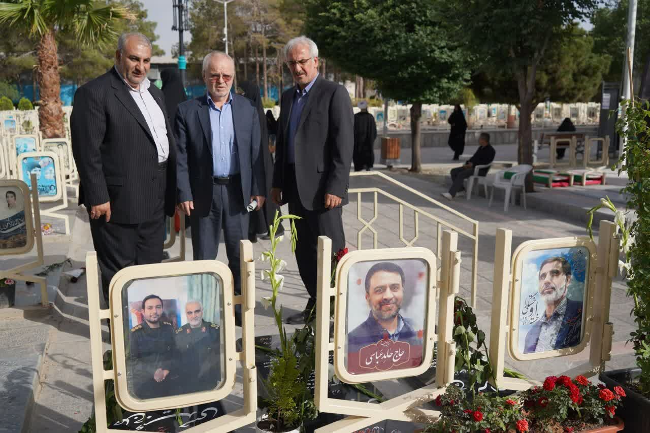ادای احترام مشاوران عالی رئیس بنیاد شهید و امور ایثارگران به مقام شامخ شهدای اصفهان
